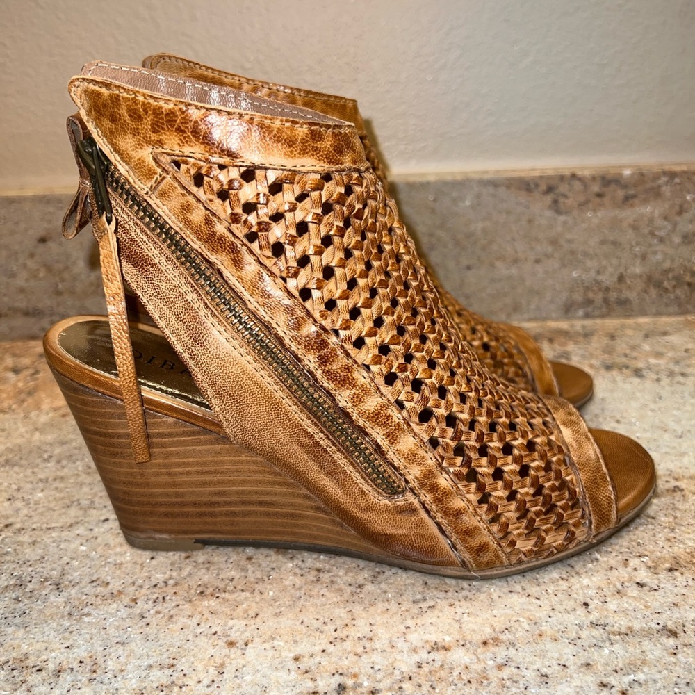 🤎 DIBA TRUE #20152 IN BETWEEN WEDGE HEEL SANDALS…SIZE 8.5…BROWN 🤎